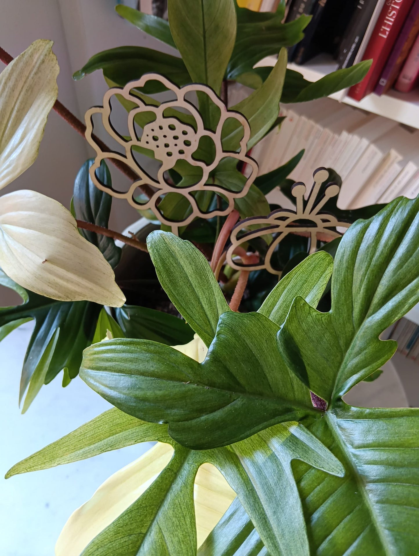Fleur en bois stylisée